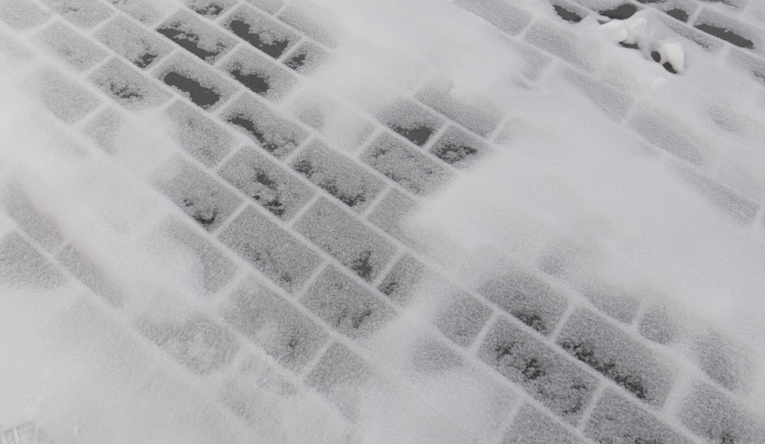 Kako zimi održavati Bepro betonske ploče: Savjeti za snijeg i led! 2 snijeg e1736501999787